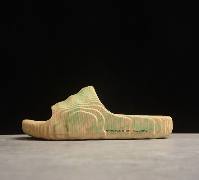 AD Adilette 22 夏季新款3D打印沙滩拖鞋 货号 GY1597豆绿迷彩 整体造型从视觉上带来舒适感的同时 亦能满足多种风格的搭配 尺码 40 41