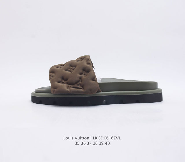 LV 拖鞋系列 LOUIS VUITTON 浮雕 拖鞋 Louis Vuitton Lv 路易威登 潮流经典魔术贴一字拖鞋延续经典 上脚舒适性极好 鞋轻不