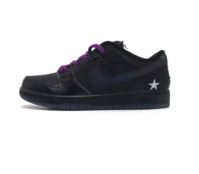 真标 耐克 Familia X Nike Sb Dunk Low First Avenue 联名3M反光黑紫 整双鞋以大面积黑色为主调 鞋身采用皮革与麂皮材质的